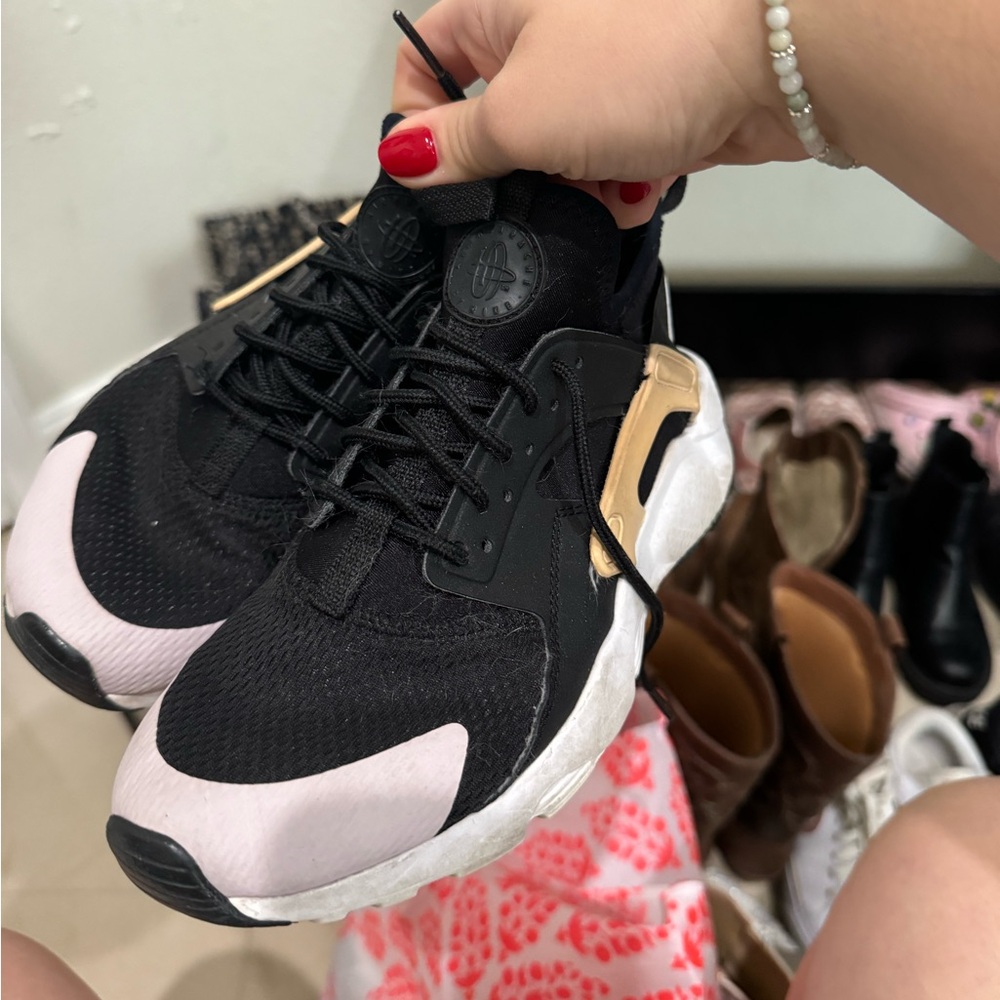 USED WOMENS BLACK AND PINK NIKE HURACHES IN SIZE 6